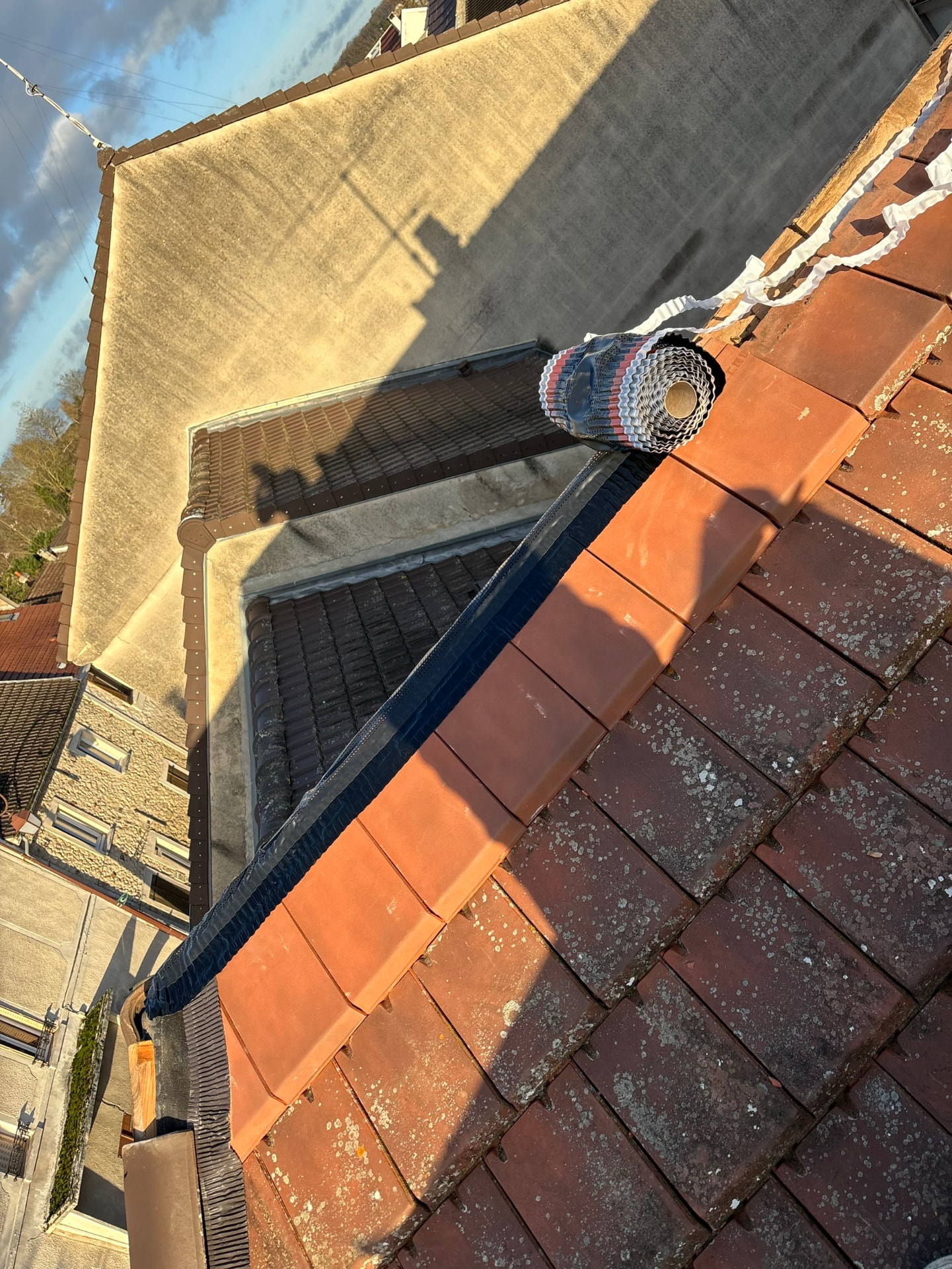 Pose de closoir ventilé et faîtage sur une toiture en tuiles