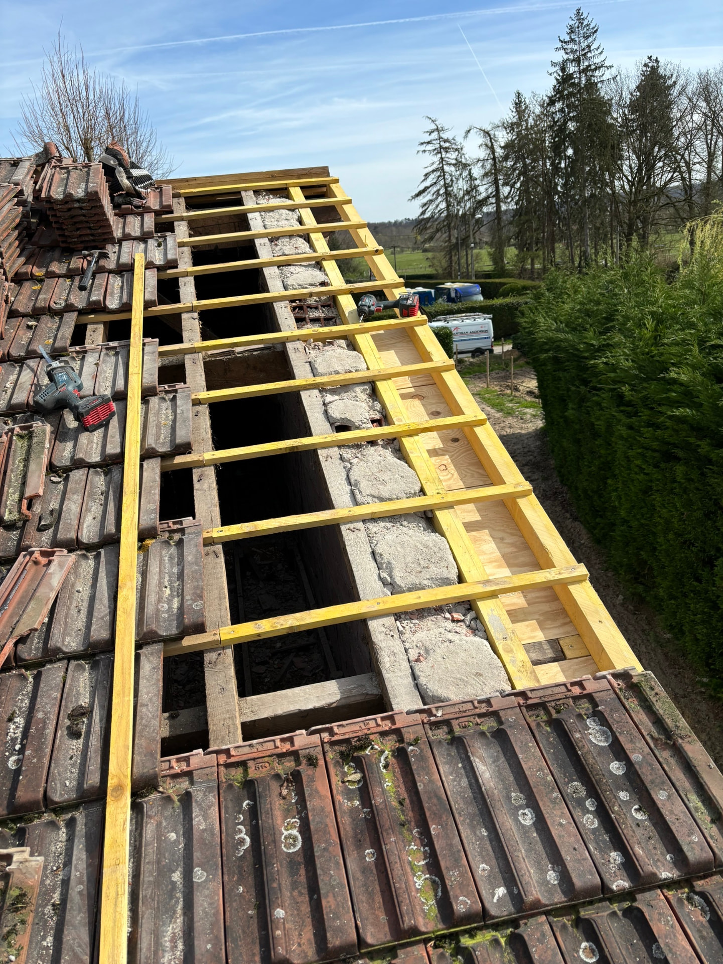 Remplacement de liteaux et chevrons sur une toiture en cours de réfection