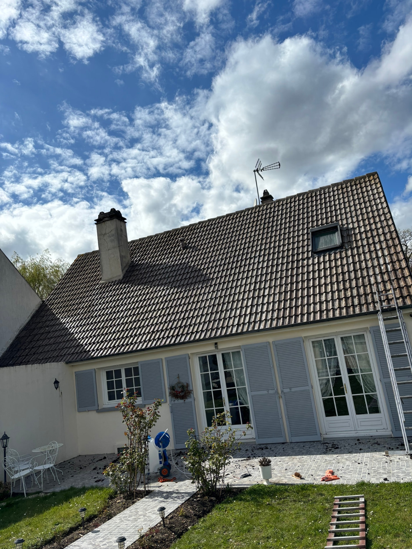 Maison avec toiture en tuiles avant travaux de rénovation