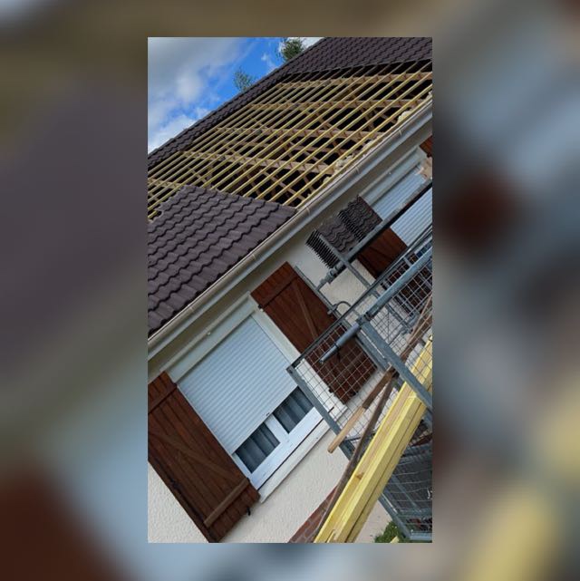 Chantier de rénovation de toiture avec échafaudage sur une maison