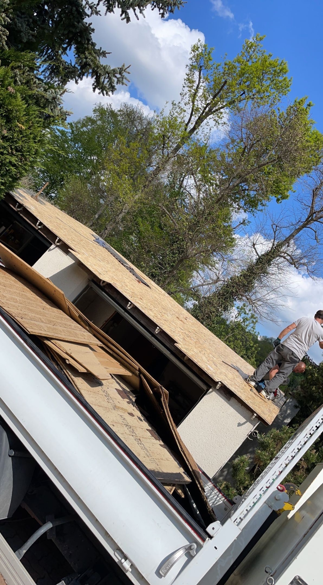 Pose de panneaux support de couverture sur une toiture en cours de réfection