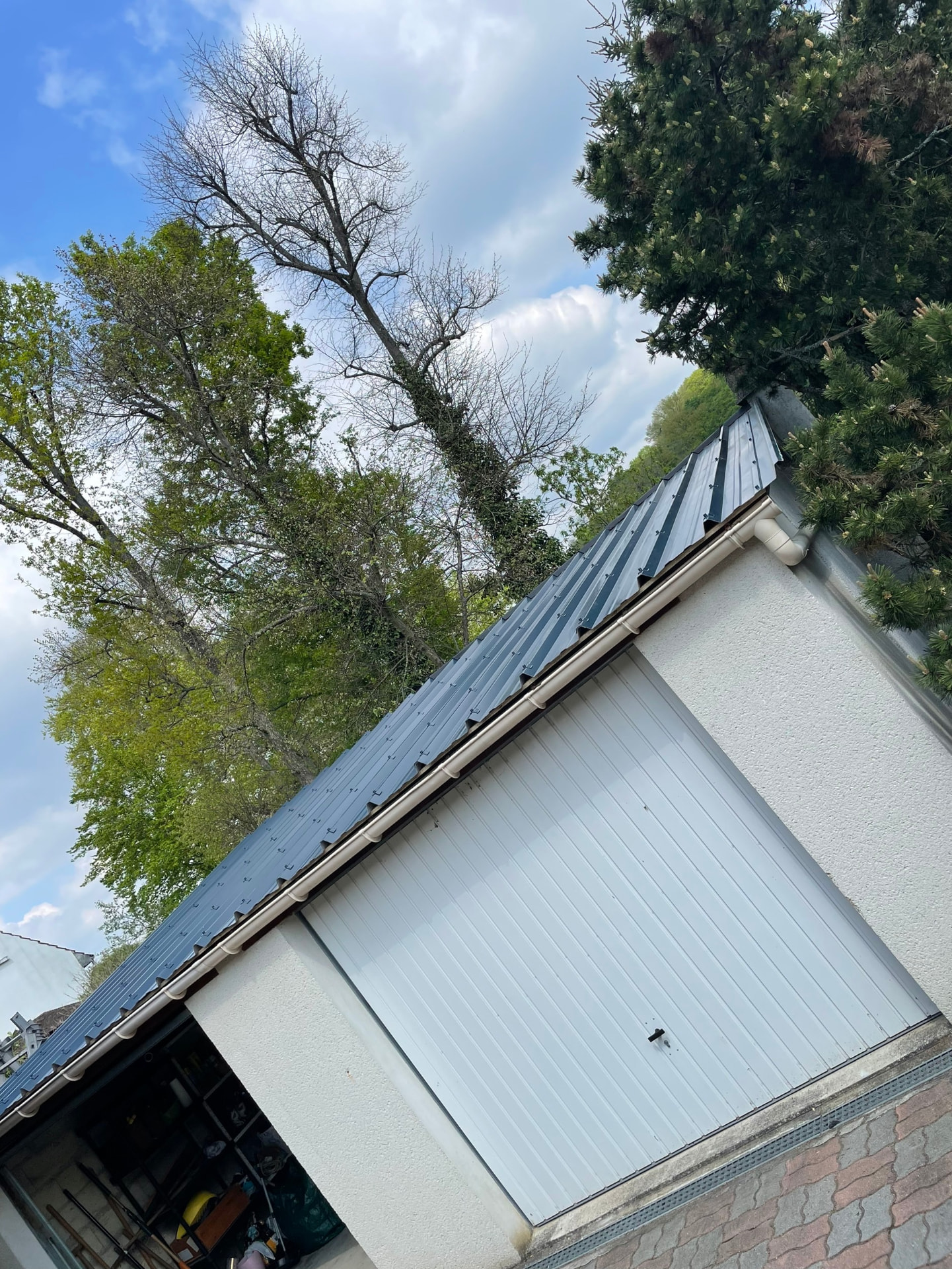 Toiture de garage neuve en bac acier anthracite avec gouttière et descente d'eau